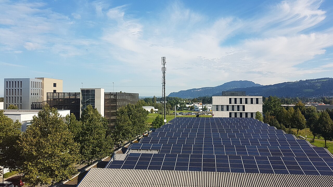 Pannelli fotovoltaici sul tetto di un capannone industriale