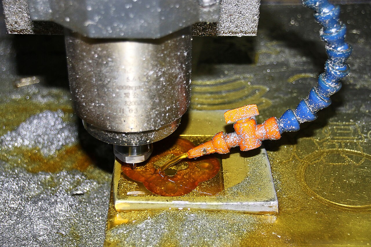 Una fresatrice a controllo numerico al lavoro su un pezzo di metallo
